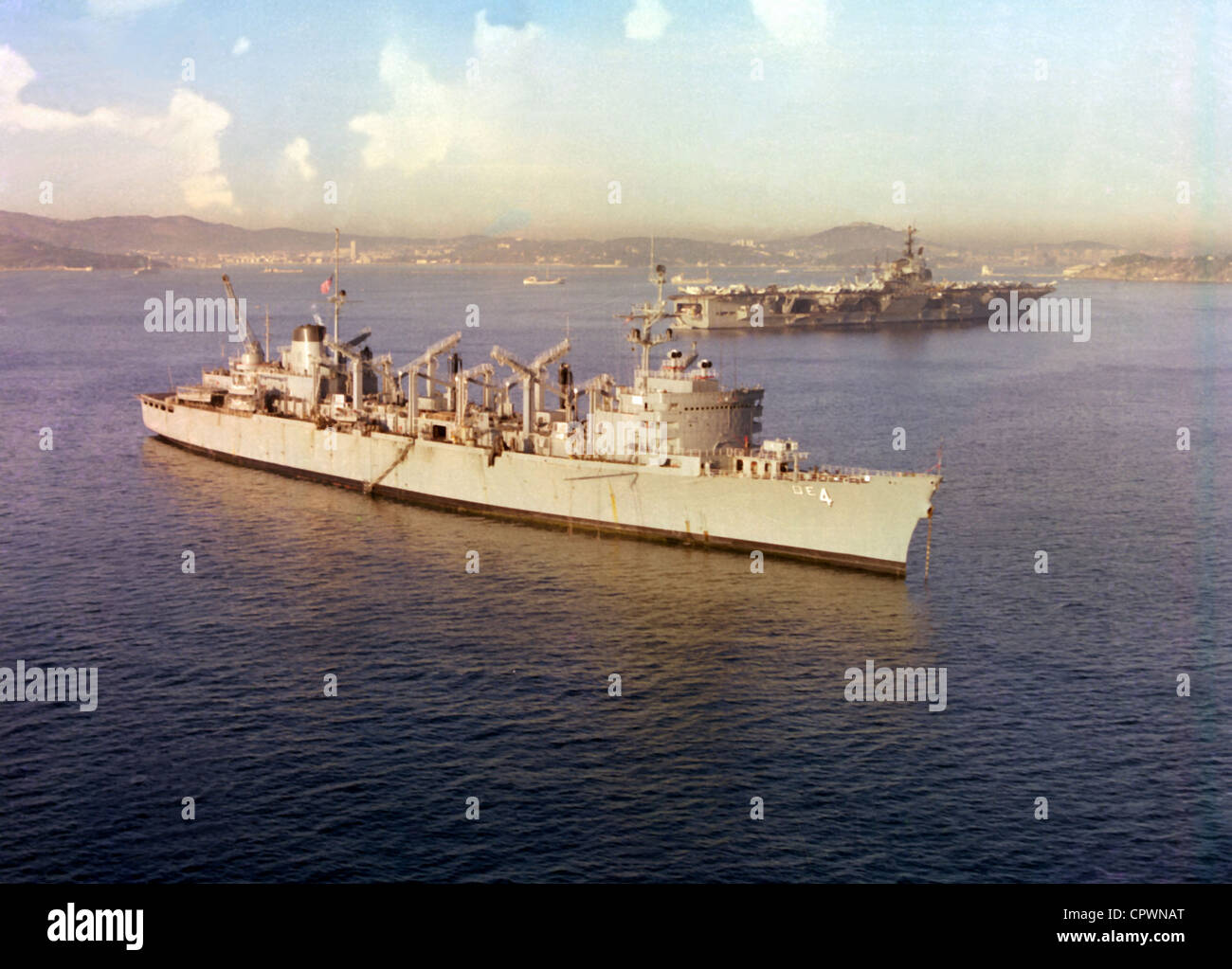 USS 'Detroit'' (AOE-4) e la portaerei USS ''Indipendenza'' (CV-62) Foto Stock