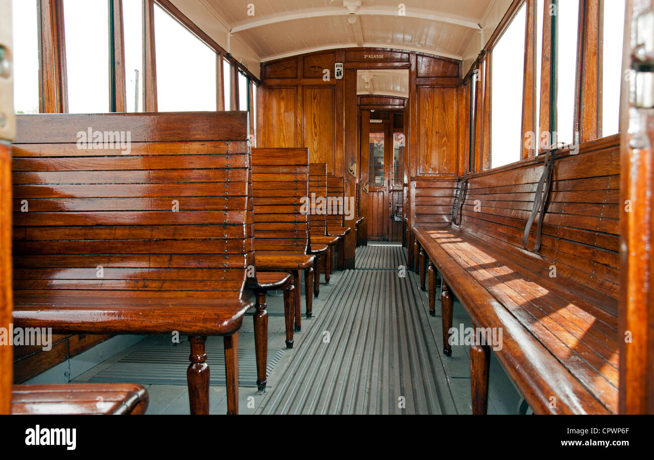 Vecchio treno in legno interno con vista attraverso le finestre Foto Stock