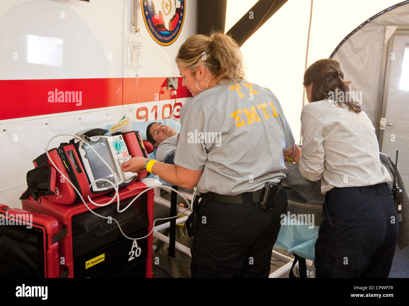 Austin Texas USA, giugno 1 2012: I membri di un team di emergenza medica si preparano per il disastro durante il drill di preparazione all'uragano. ©Bob Daemmrich Foto Stock