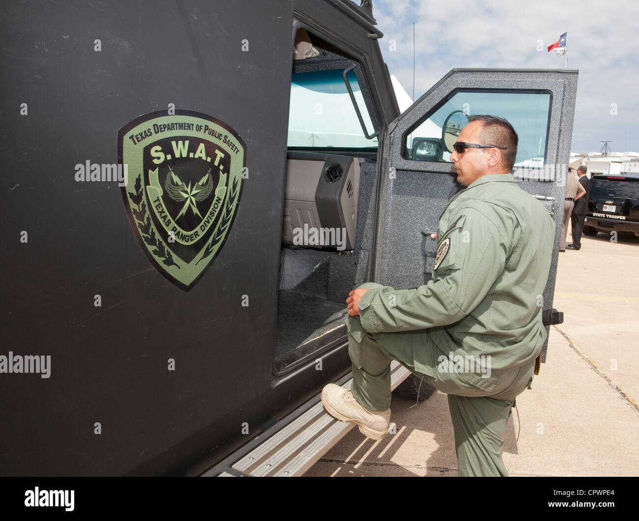 Elemento maschio del Texas Dipartimento della Pubblica Sicurezza team SWAT,  divisione Texas Rangers siede nel veicolo blindato durante l'esercizio Foto  stock - Alamy