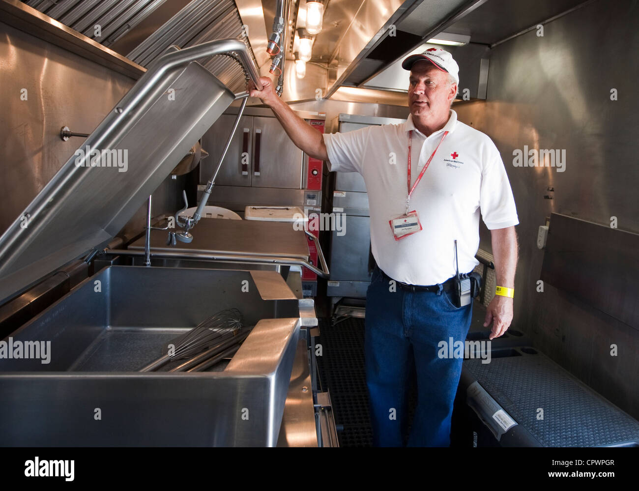 La Croce Rossa americana Disaster Relief volontario visualizza mobile cucina durante l'esercizio Foto Stock