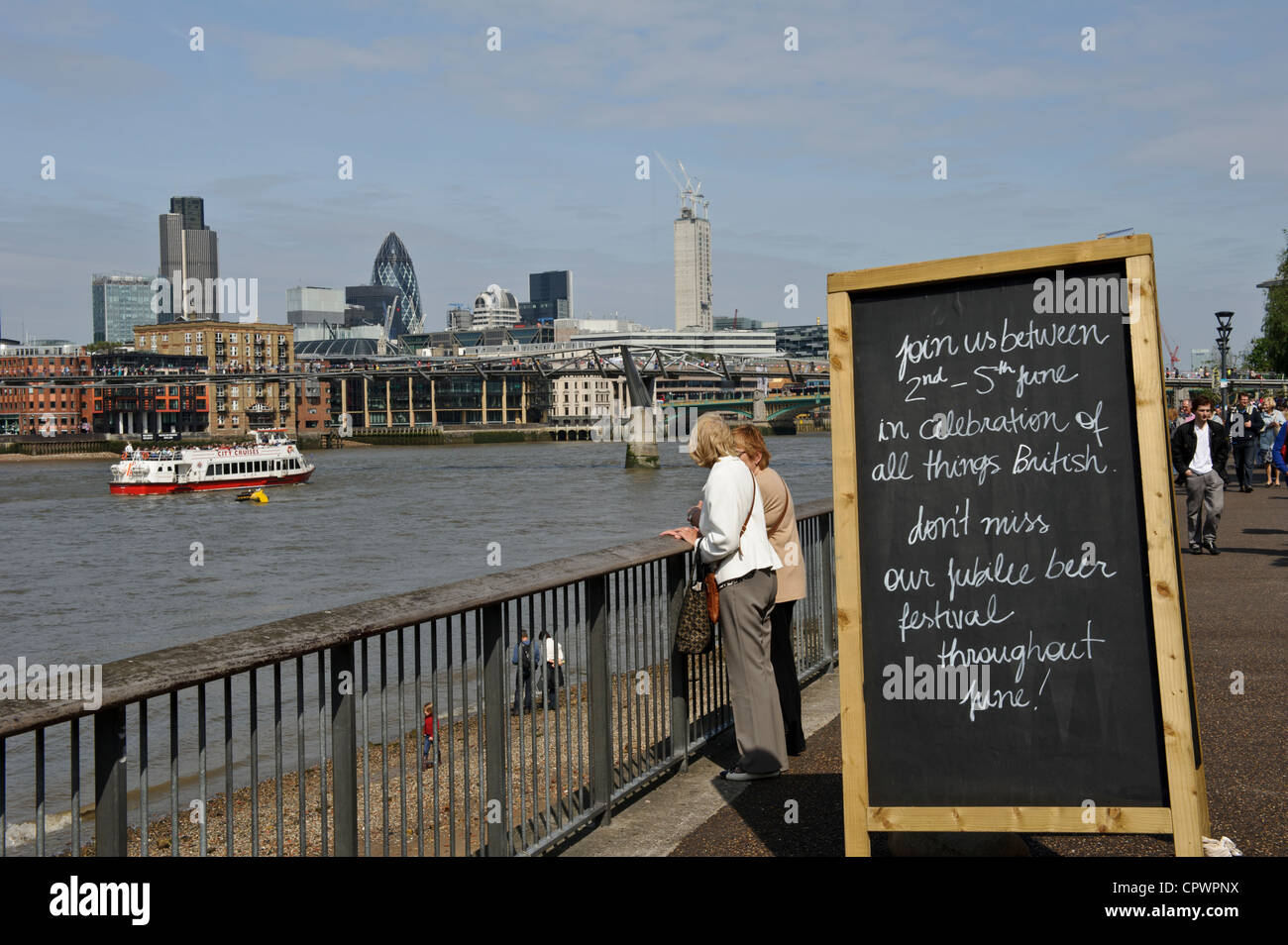 Ammirate la vista dal fiume Thames, London, England. Foto Stock