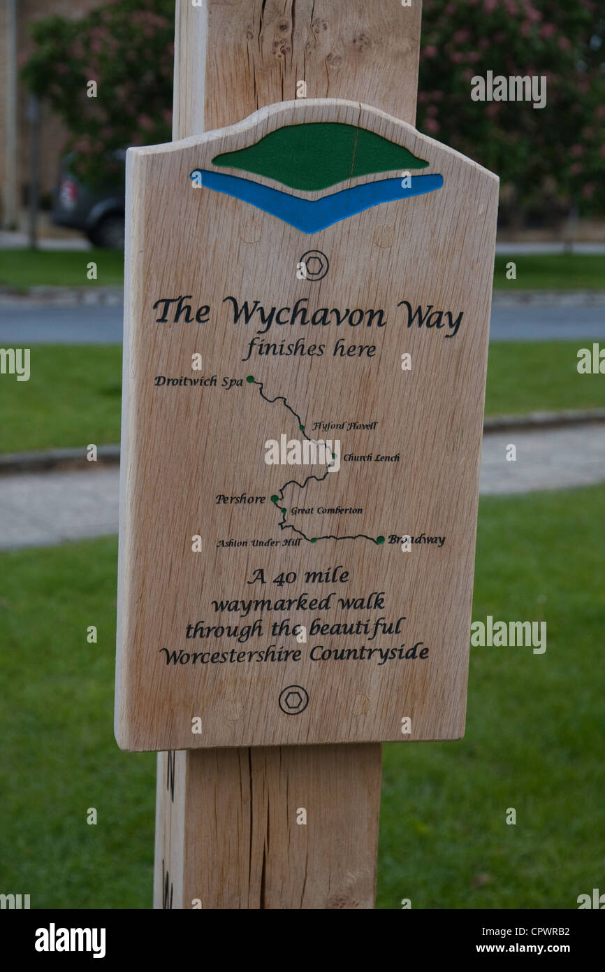 Cartello in legno che mostra il percorso del modo Wychavon, tra Droitwich Spa e Broadway Foto Stock