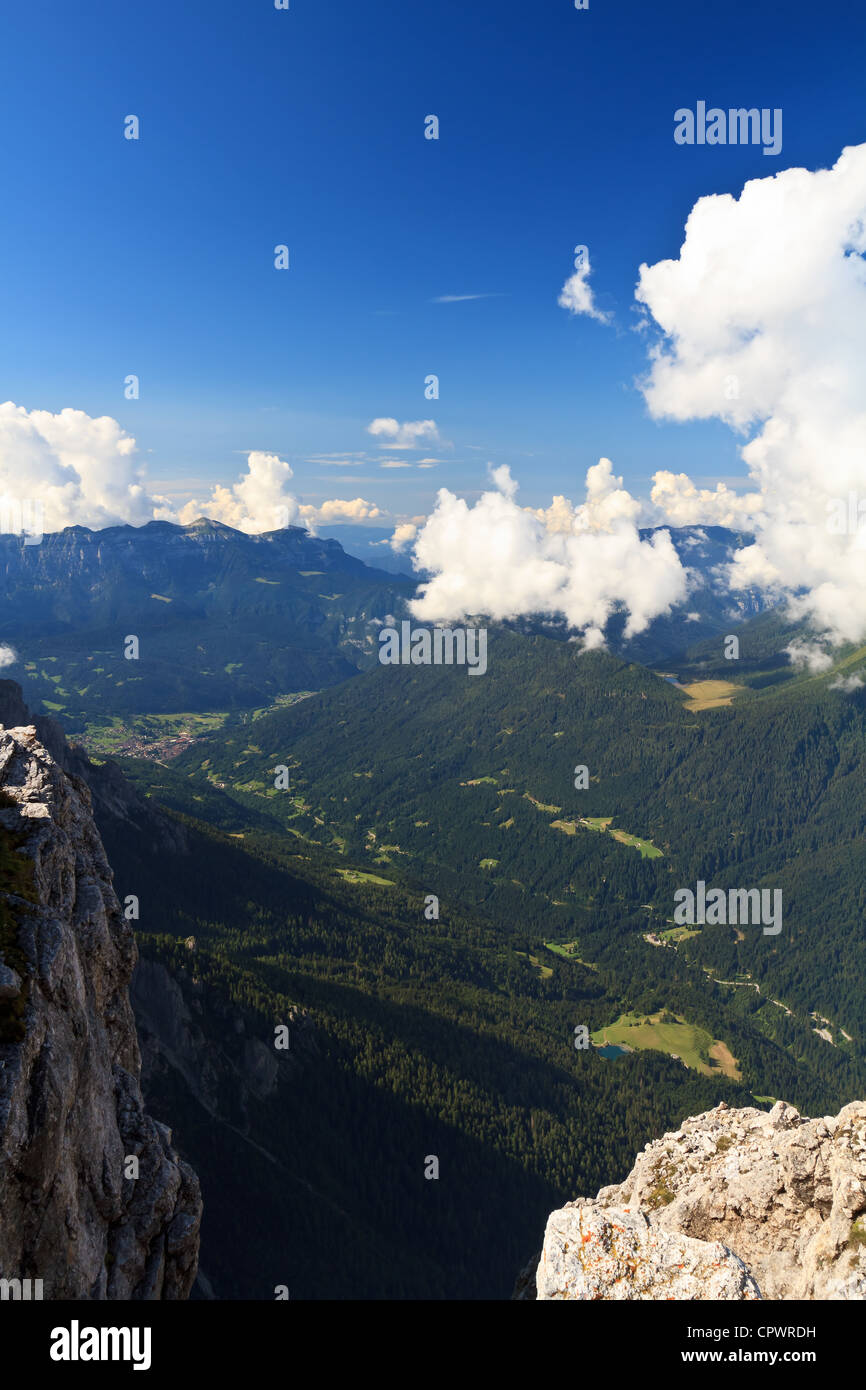 Vista aerea della Valle di Primiero da Fiera di Primiero a San Martino di Castrozza, Dolomiti italiane Foto Stock