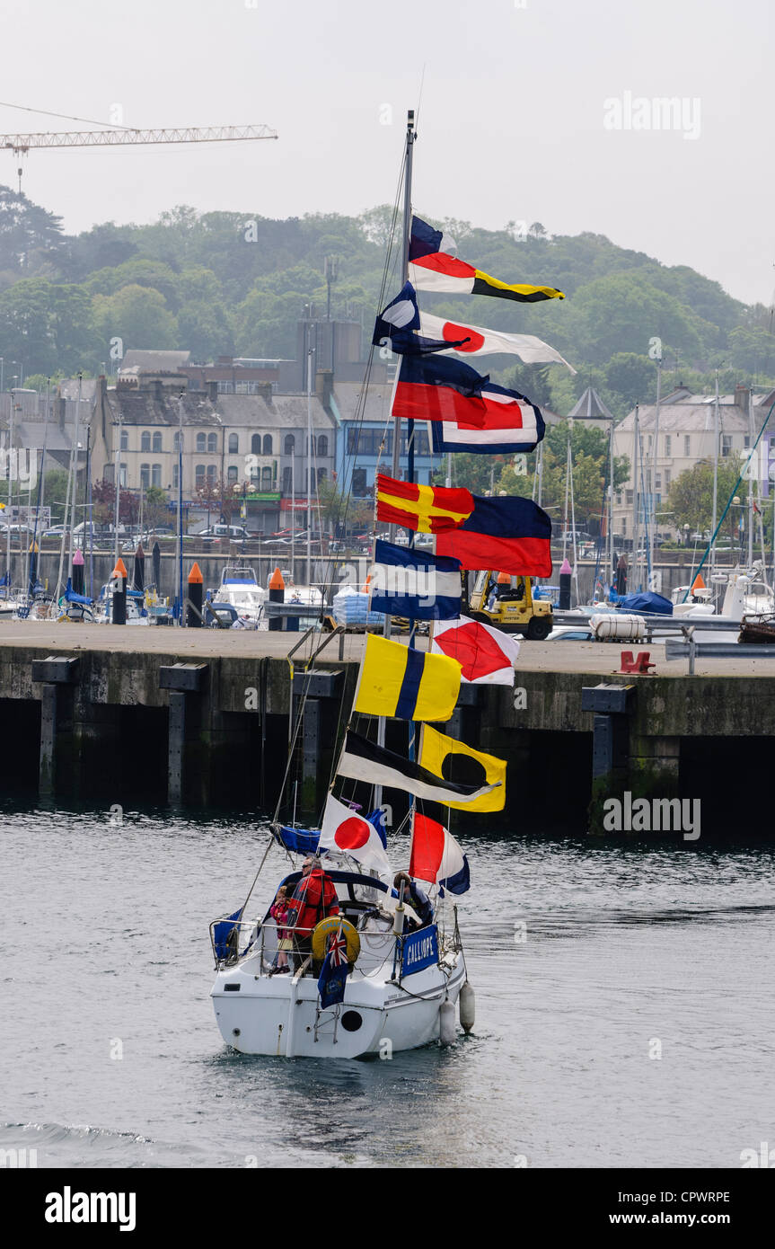 Yachts con bandiere multicolori torna a Bangor porto e marina Foto Stock