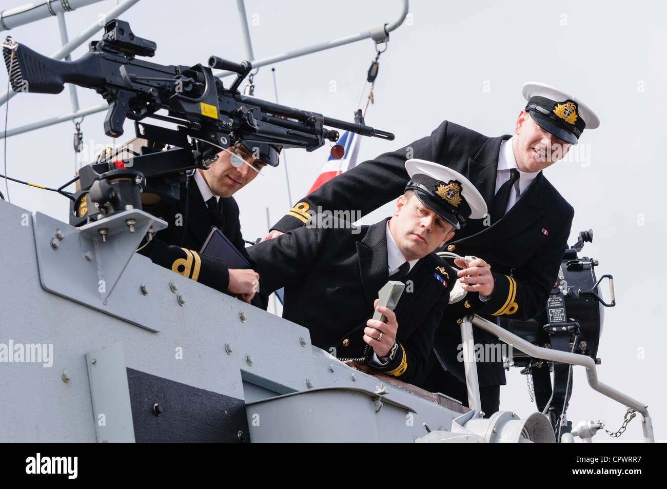 Tre Royal Navy conning ufficiali di una nave nel dock. Foto Stock