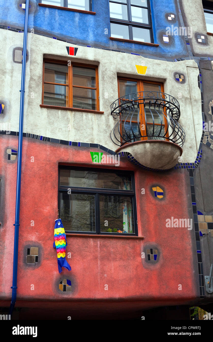 Windows, balcone e decorazione della Hundertwasserhaus in Vienna Foto Stock