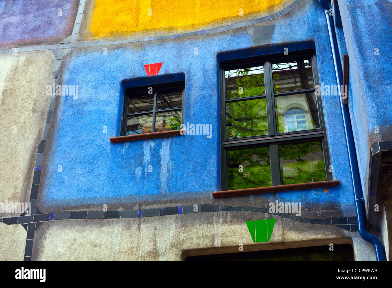 Windows dell'Hundertwasserhaus in Vienna Foto Stock