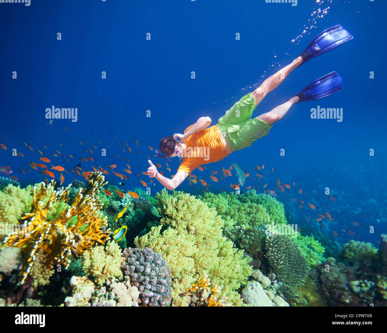 Uomo felice nuoto sott'acqua e parlando da pone Foto Stock