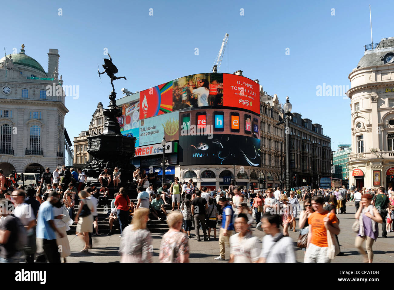 La folla di turisti a Piccadilly Circus a Londra centrale Foto Stock