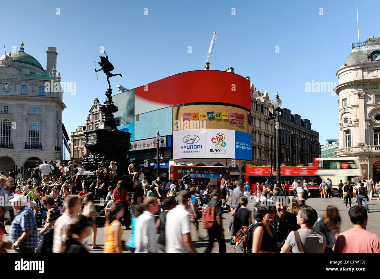 La folla di turisti a Piccadilly Circus a Londra centrale Foto Stock