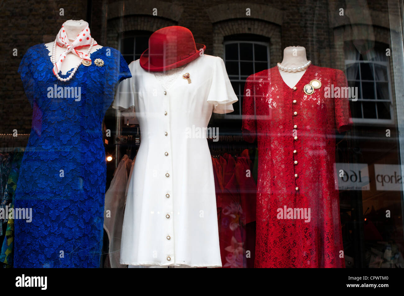 Queen Elizabeth Diamond celebrazioni giubilari. Brick Lane Vintage dress shop window display con rosso, bianco e abiti blu. Foto Stock