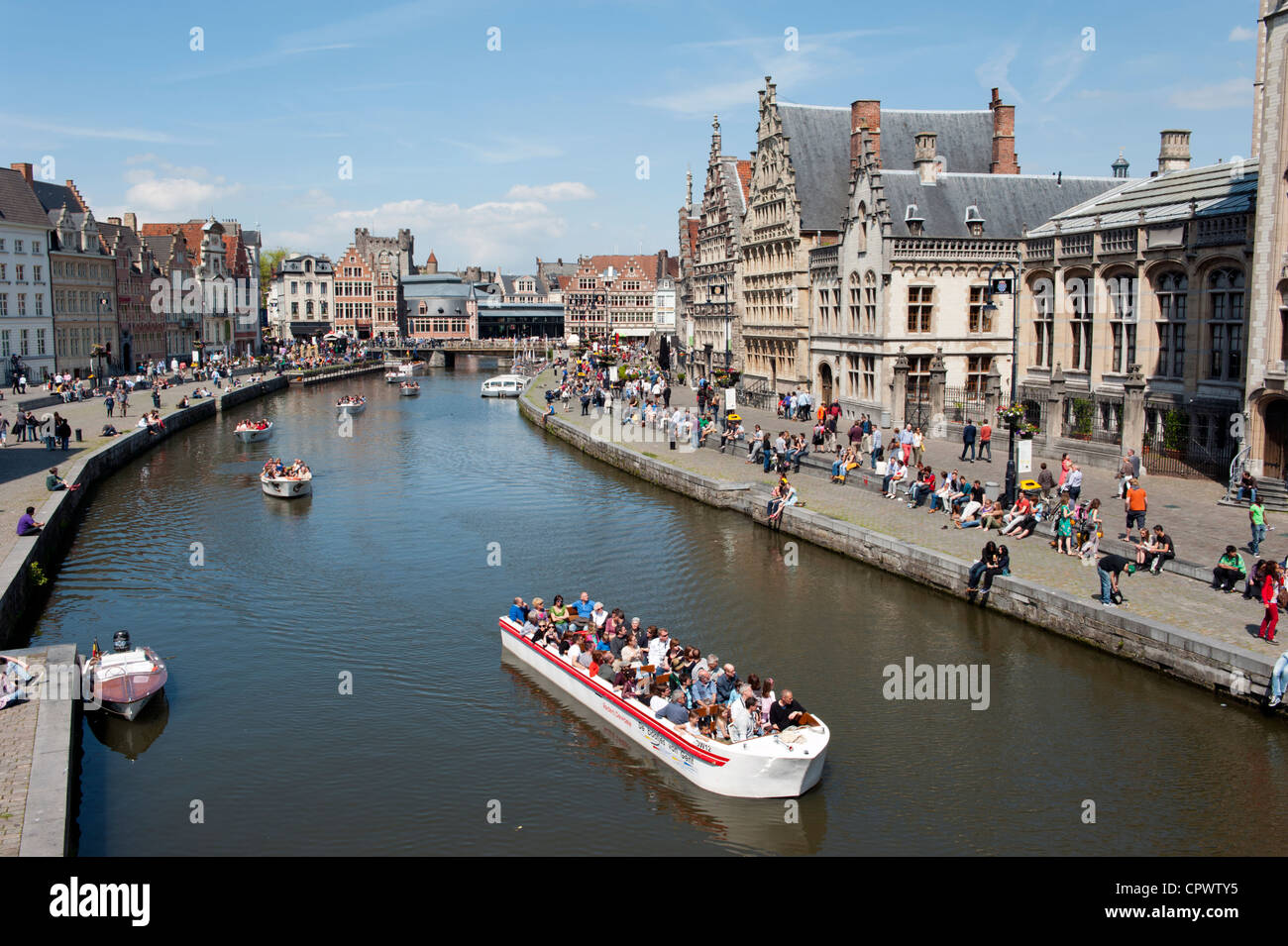 Le imbarcazioni turistiche sul fiume nel centro della città belga di Gand Foto Stock