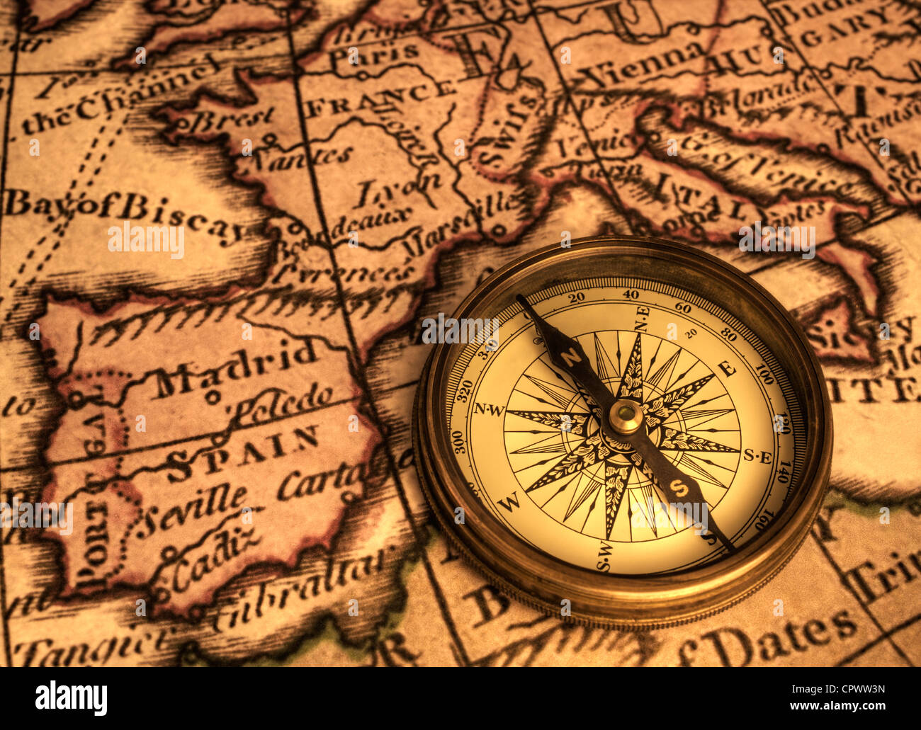Bussola e antica mappa dell'Europa. Mappa è dal 1786 ed è il nostro del diritto d'autore. Foto Stock