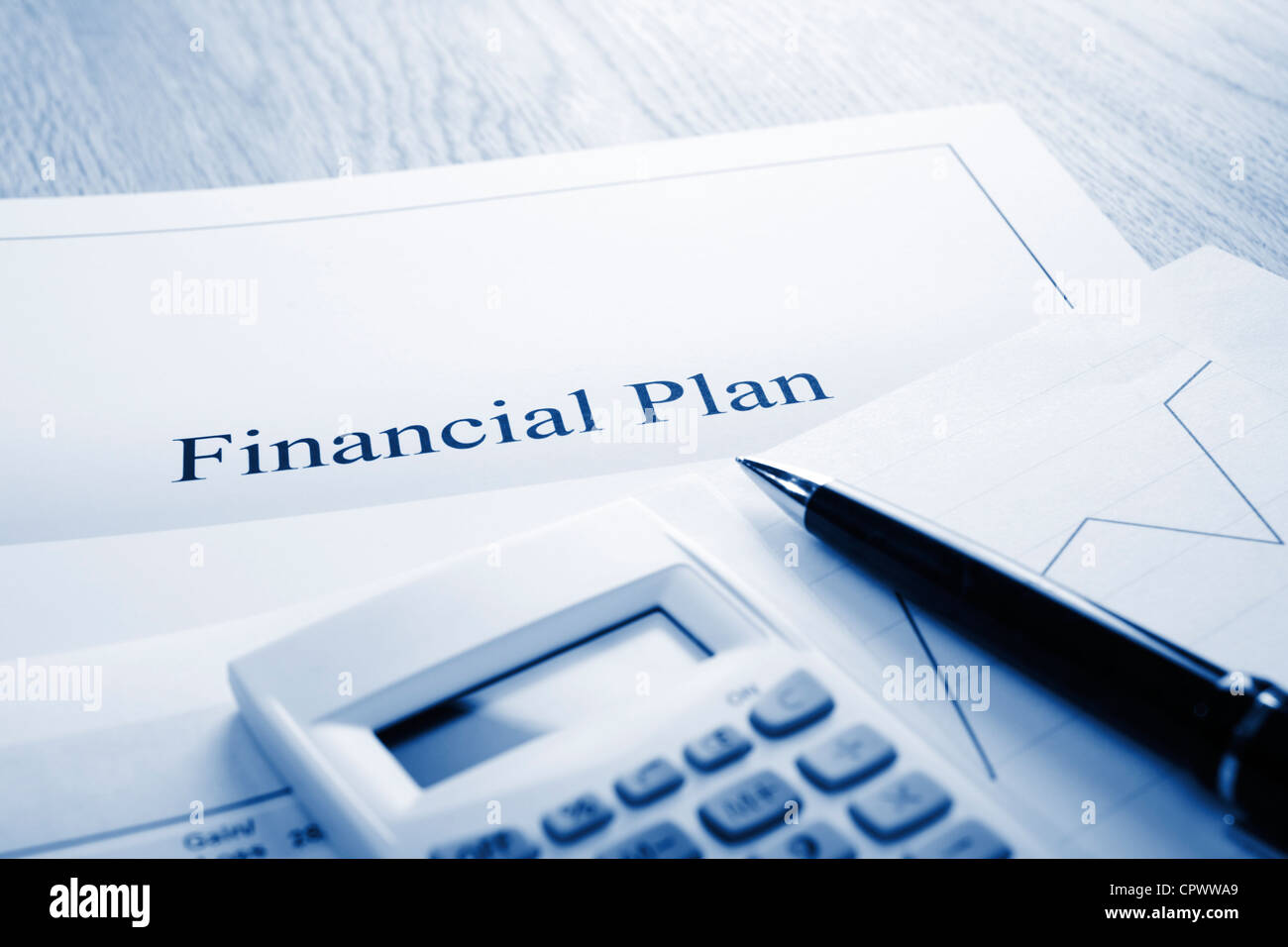 Piano finanziario e i requisiti associati - grafico, figure, matita, calcolatrice. Foto Stock