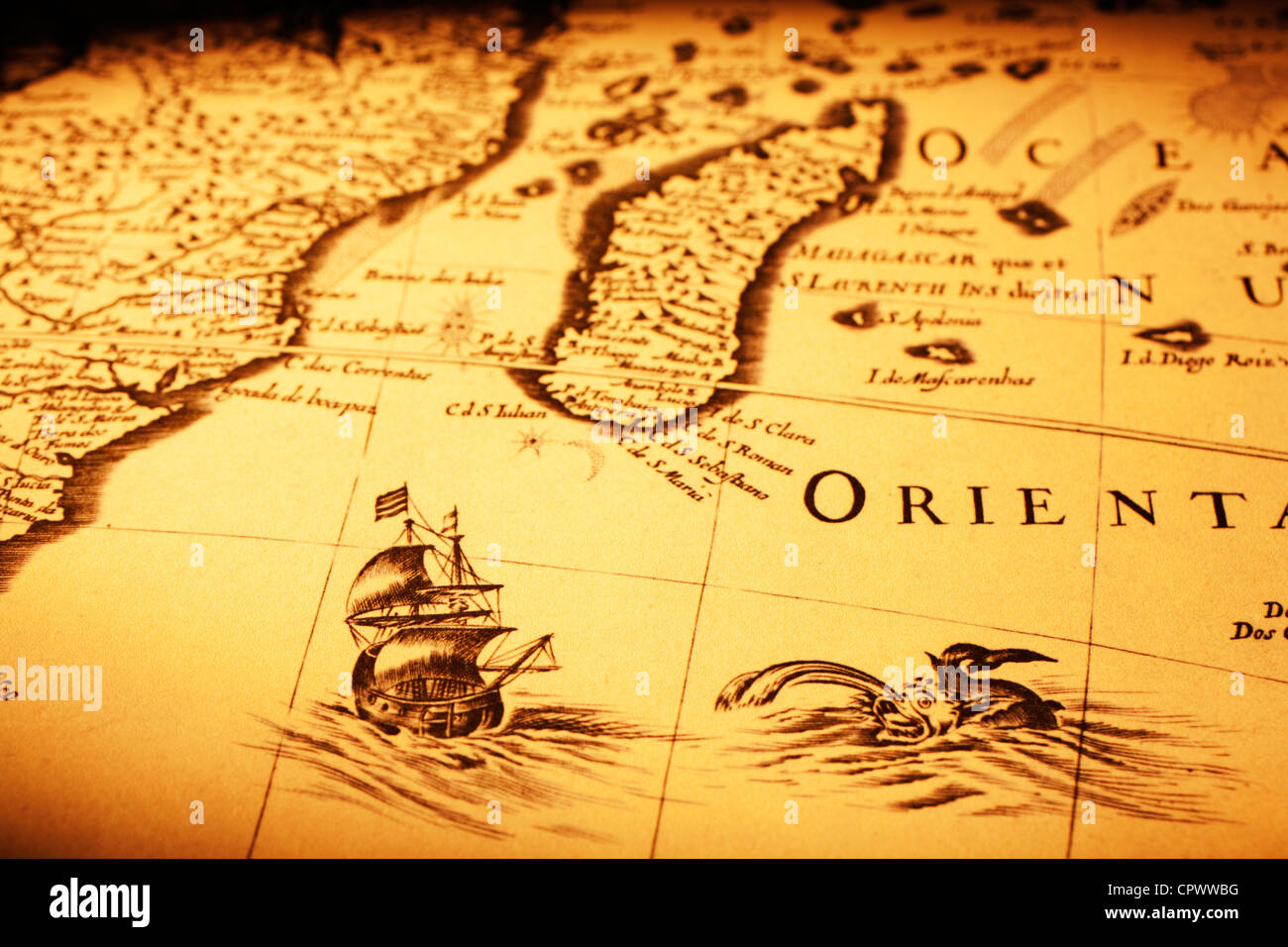 Dettaglio di una vecchia mappa che mostra una nave al largo del Madagascar, un mostro marino e la costa dell'Africa. Foto Stock