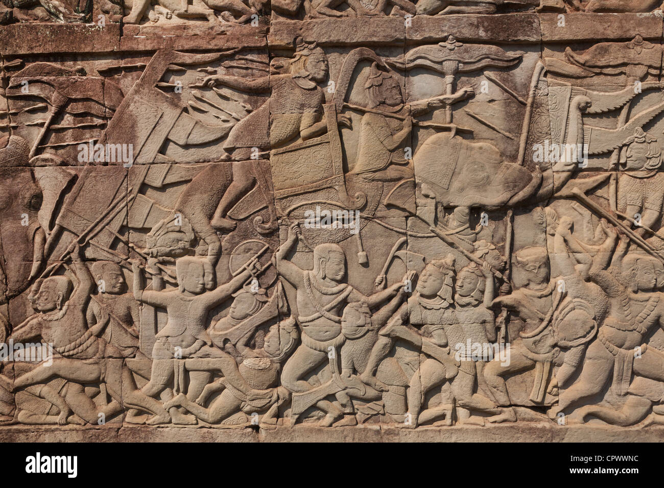 Muro di pietra sculture, scena di battaglia con gli elefanti, Ta Prohm, Angkor, Siem Reap Provincia, in Cambogia. Foto Stock