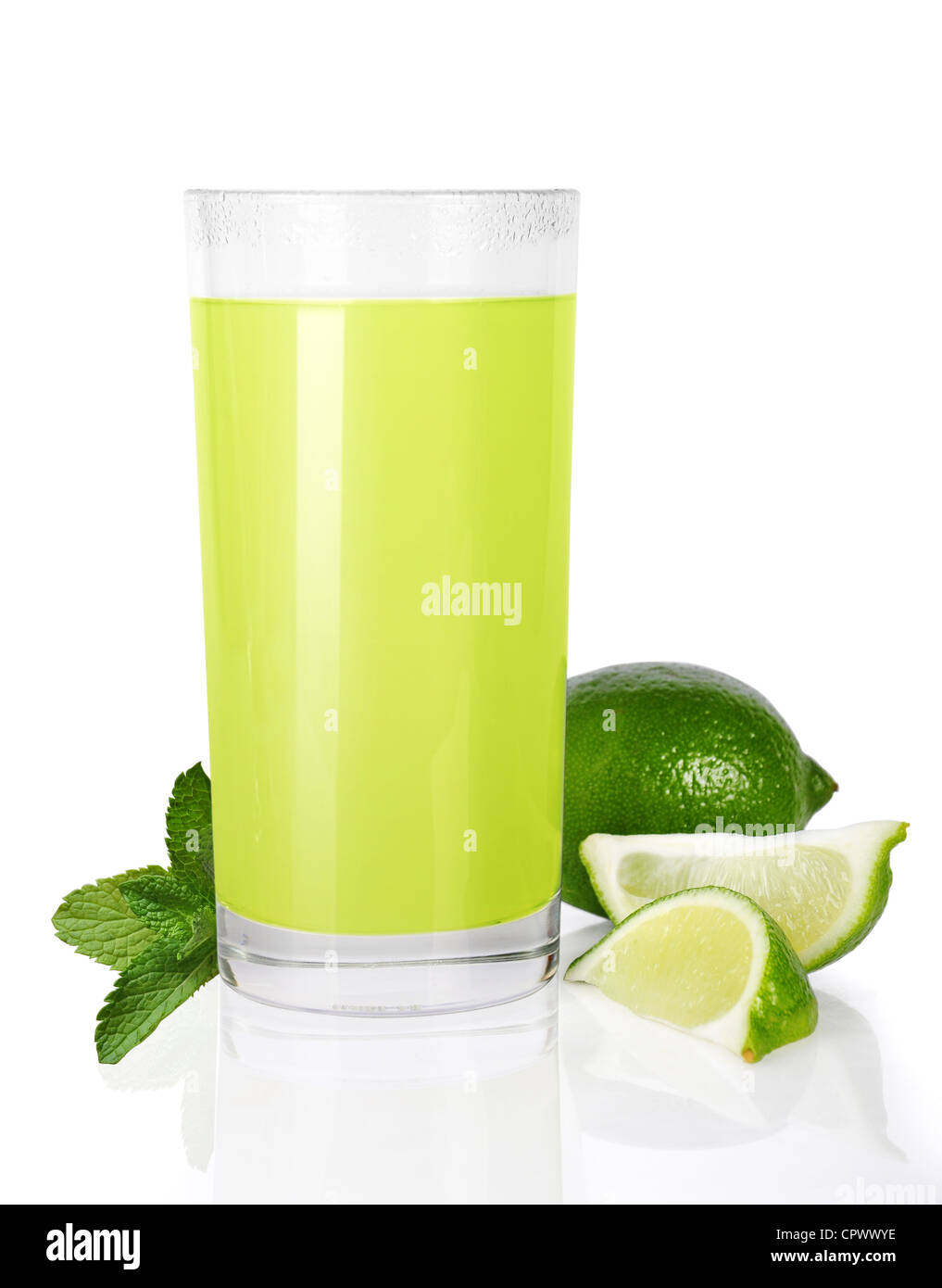 Bicchiere di succo di lime e menta isolato su bianco Foto Stock
