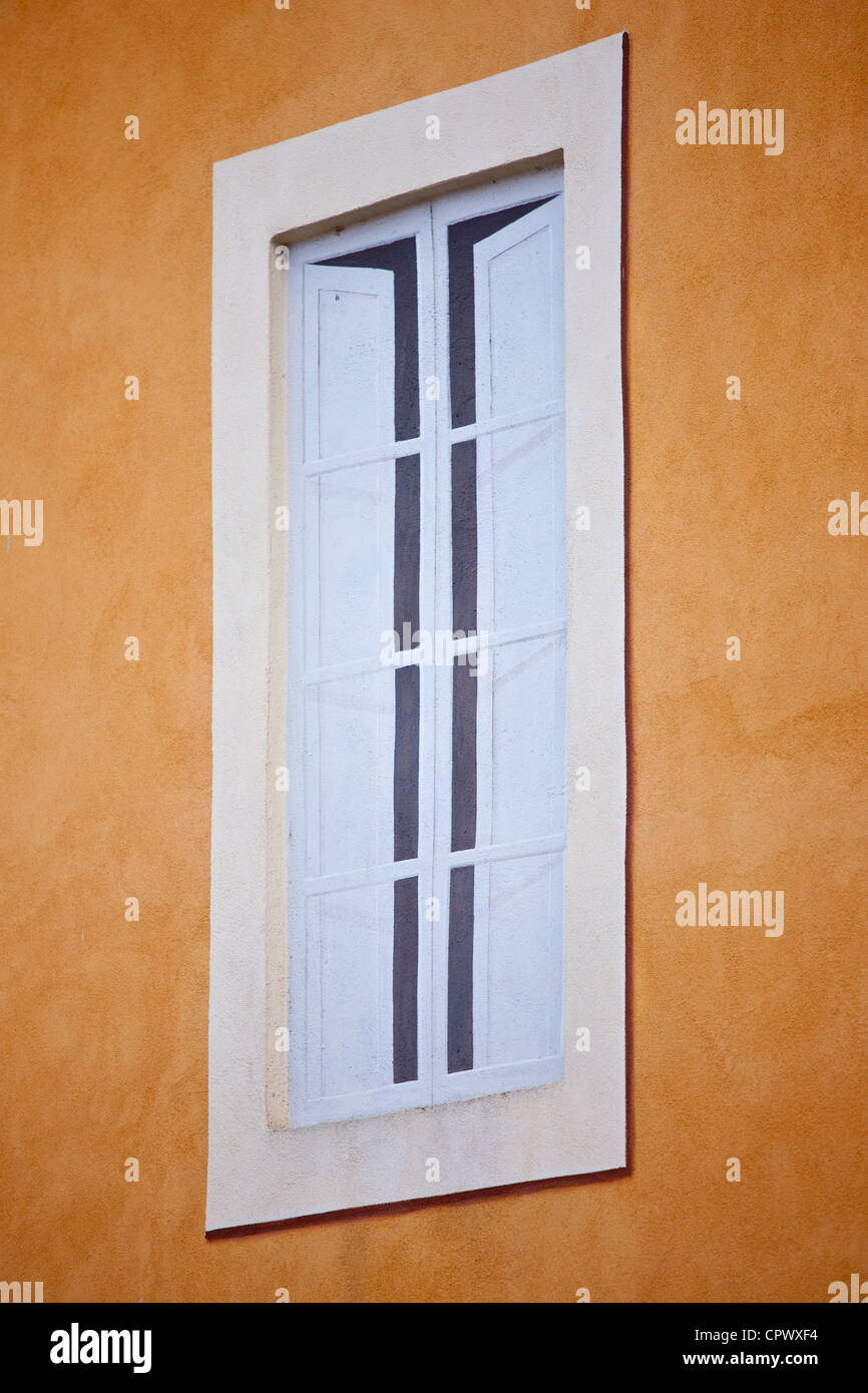 Trompe L'oeil effetto vernice finestra nella costa di Piazza Garibaldi nella vecchia città sulla collina di Montalcino in Val d'Orcia, Toscana, Italia Foto Stock