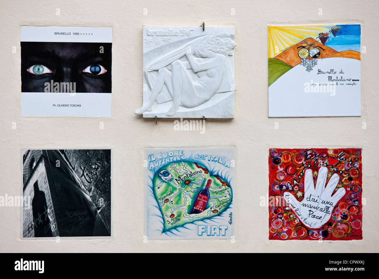 Piastrelle e poster per etichette presso il Vecchio Municipio per annate enologiche, le Annate del Brunello, Montalcino, Val D'Orcia, Toscana, Italia Foto Stock