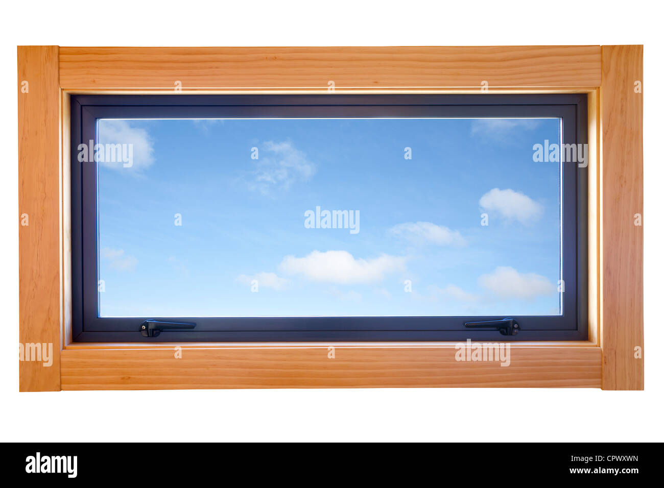 In alluminio verniciato a polvere, finestre a doppi vetri, impostato in un telaio di pino con il blu del cielo al di là. Foto Stock