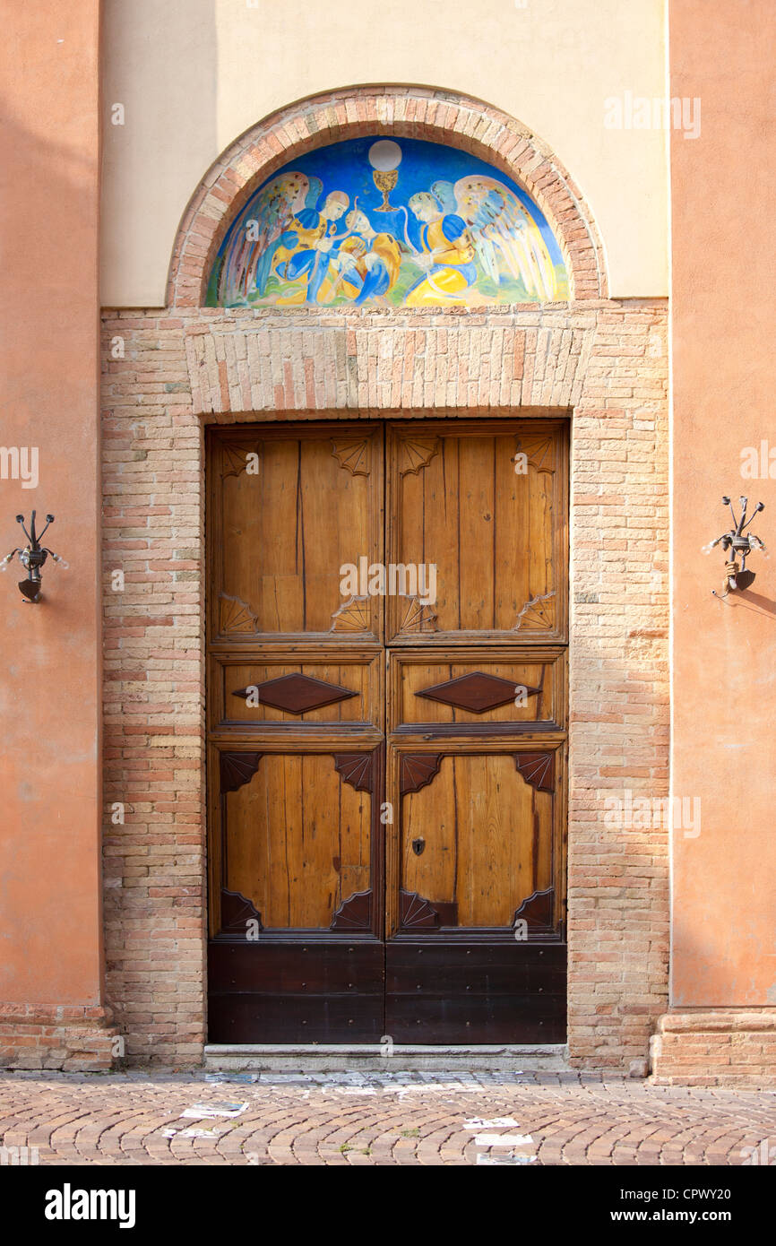 Tradizionale e dipinto murale di parete in corrispondenza di chiesa nel Quartiere Ruga a Montalcino, Val d'Orcia,Toscana, Italia Foto Stock