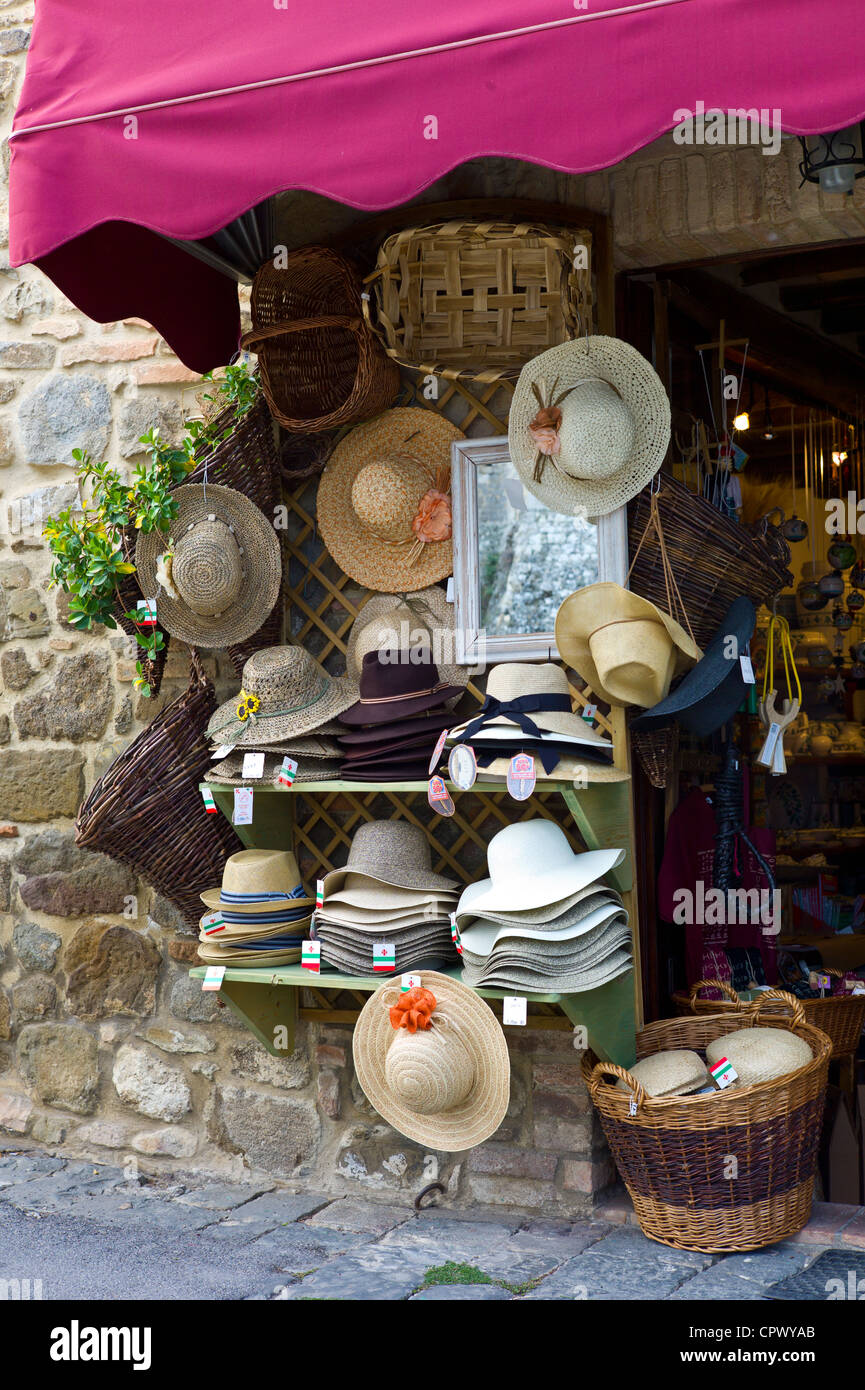 Cappelli e negozio di souvenir in negozio a Montalcino, Val  d'Orcia,Toscana, Italia Foto stock - Alamy
