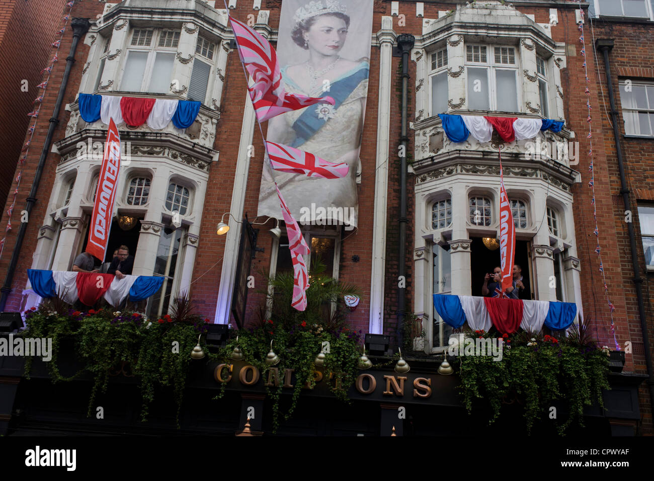 Soho celebra il diamante della regina Giubileo settimane prima delle Olimpiadi di venire a Londra. Il Regno Unito di ingranaggi gode di un fine settimana e in estate di fervore patriottico come loro monarch celebra 60 anni sul trono. In tutta la Gran Bretagna, bandiere e Union Jack bunting adornano la città e villaggi. Foto Stock