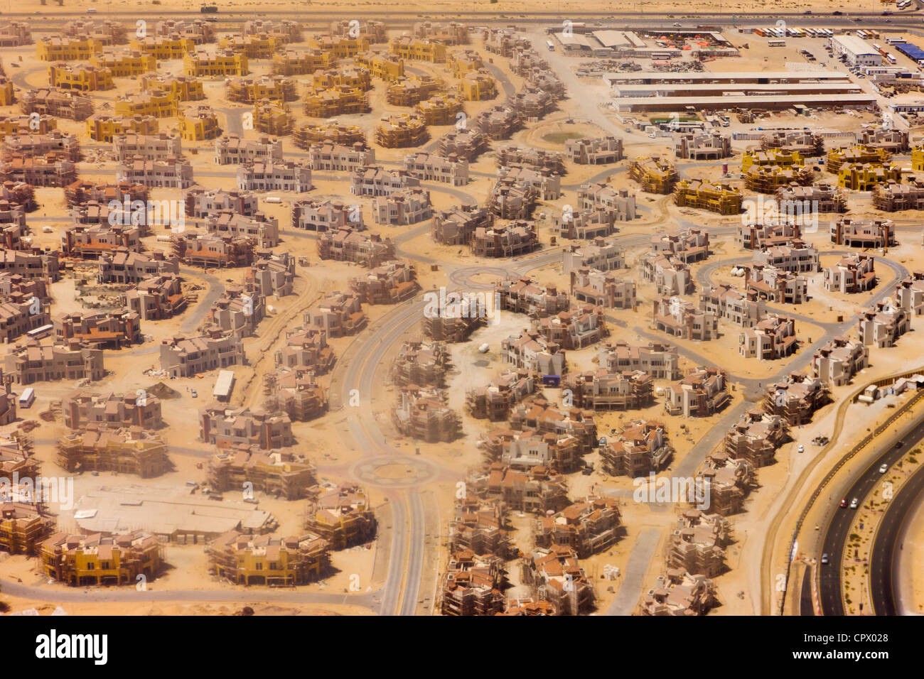 Vista aerea di edifici in terra deserta, Dubai, UAE Foto Stock