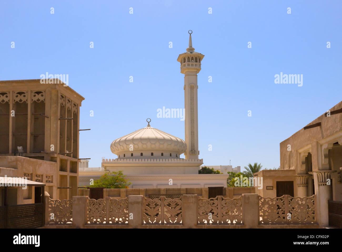 Moschea e minareto nella città vecchia, Dubai, Emirati Arabi Uniti Foto Stock