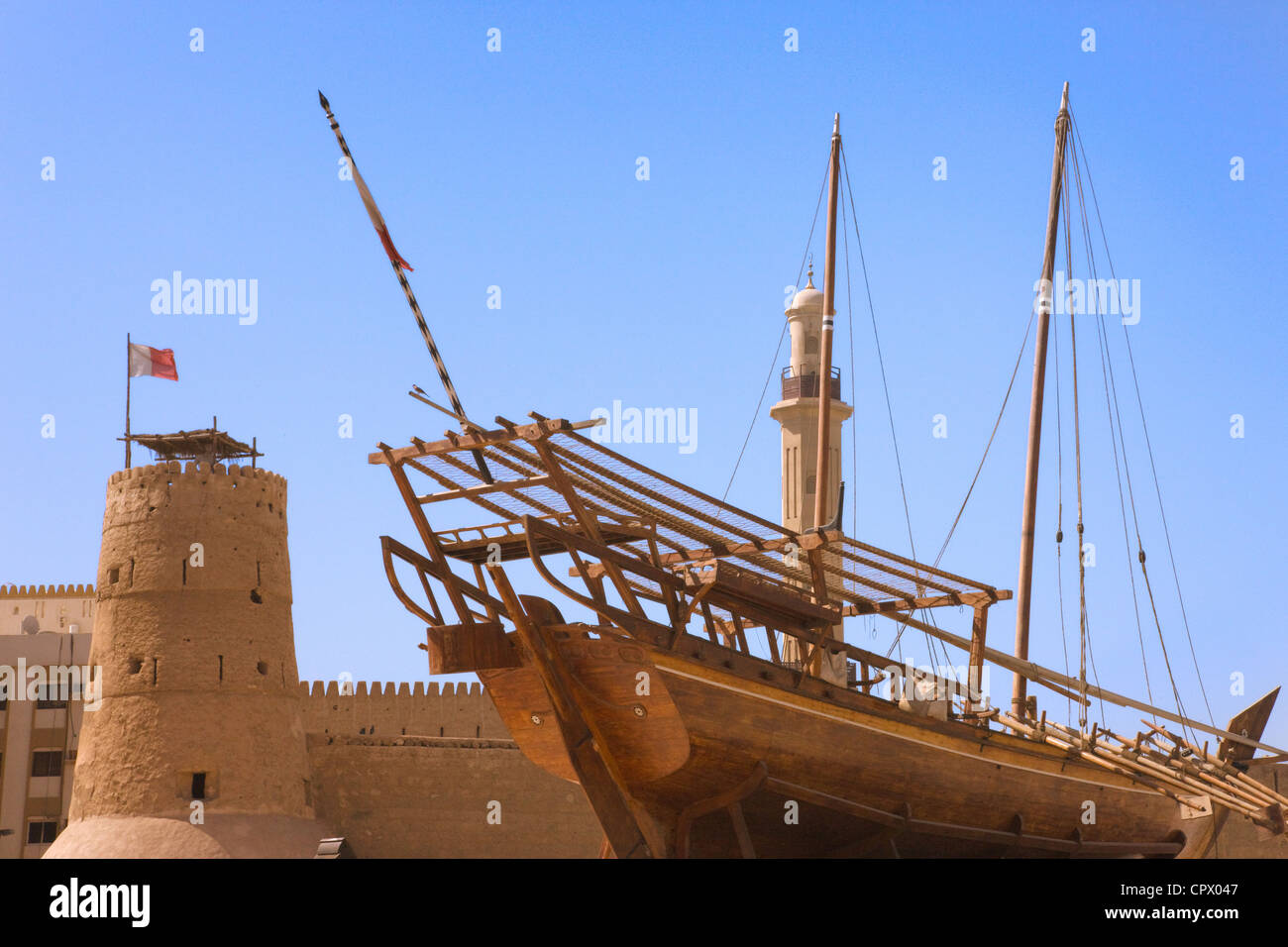 Vecchia, dhow Arabo tradizionale imbarcazione a vela e Fahaidi Fort, a Dubai, Emirati Arabi Uniti Foto Stock