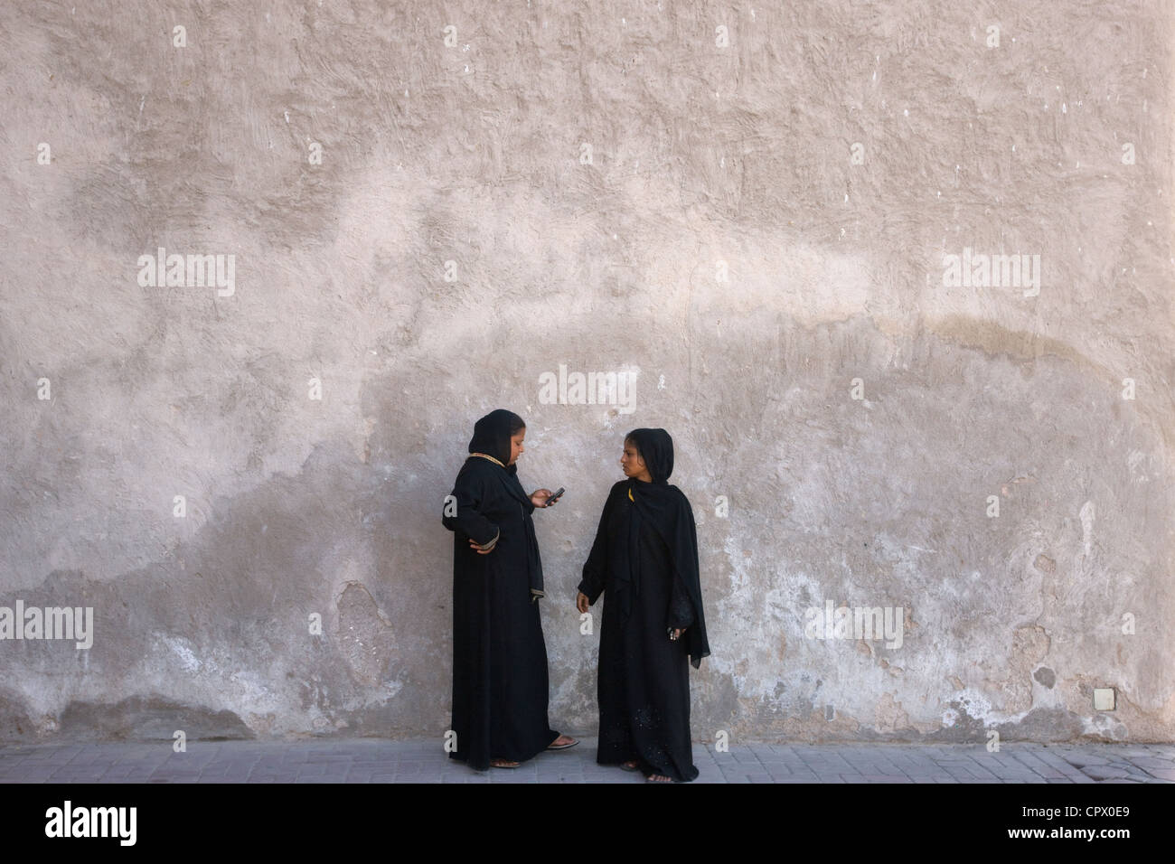 Donne arabe in nero da parete, Dubai, UAE Foto Stock