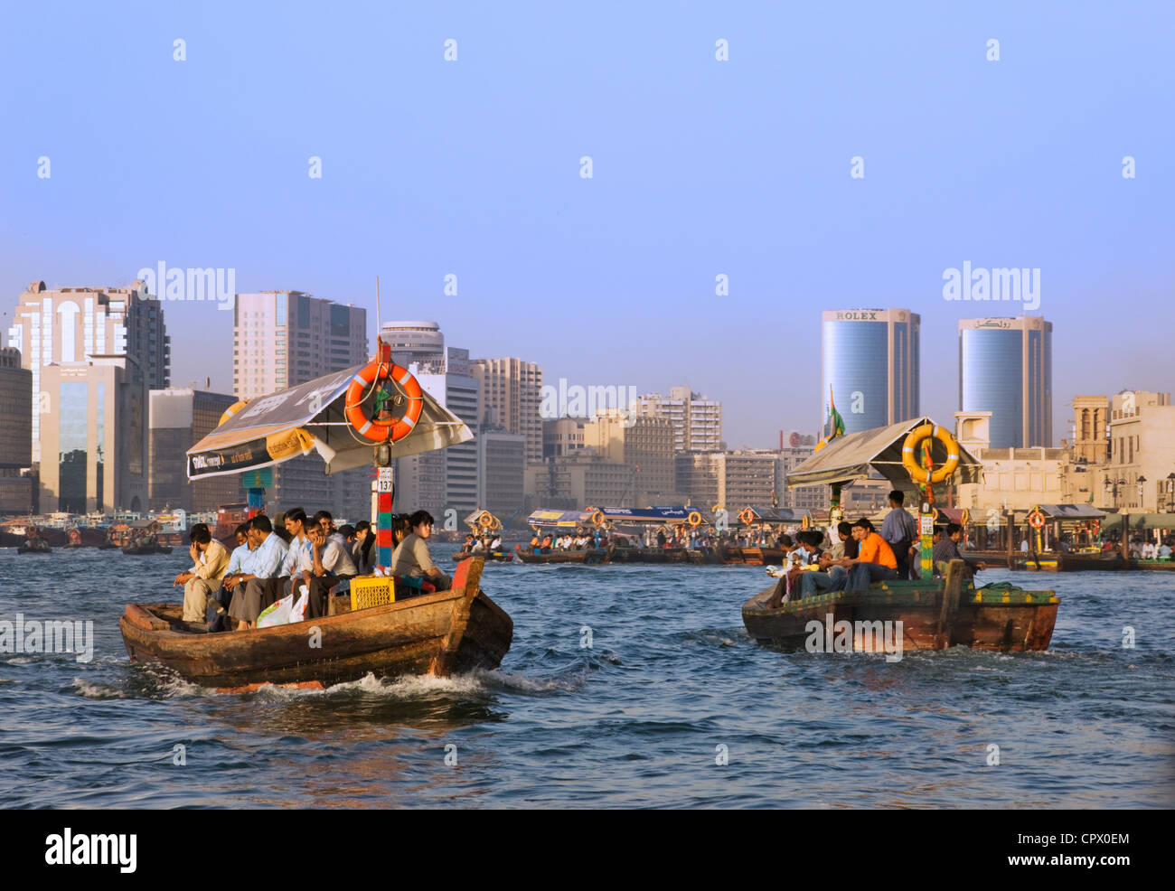 Traghetti e lungo lo skyline di Khor Dubai (Dubai Creek), Dubai EMIRATI ARABI UNITI Foto Stock