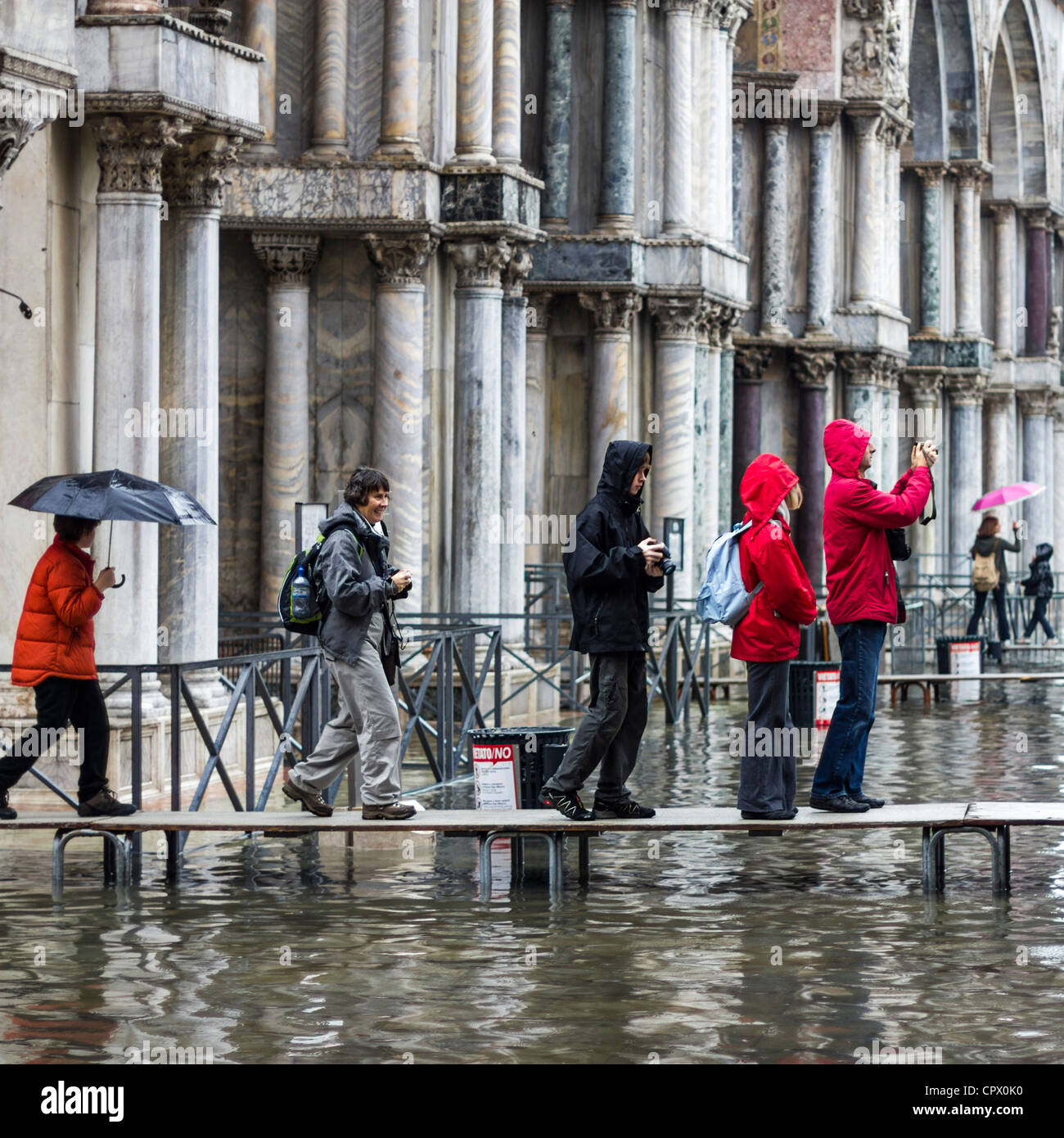 Venezia Italia, 16 Nov 2011: i turisti a piedi lungo percorsi sopraelevati durante l inondazione in Piazza San Marco, Venezia Italia Foto Stock