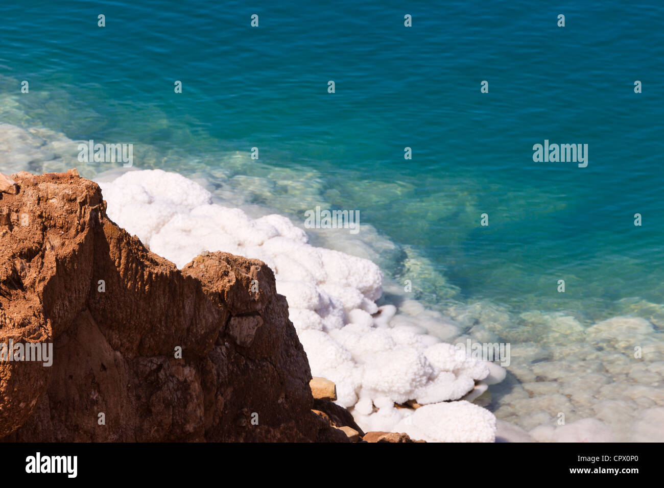 Deposito di sale e gesso dalla scogliera nel Mar Morto, Giordania Foto Stock