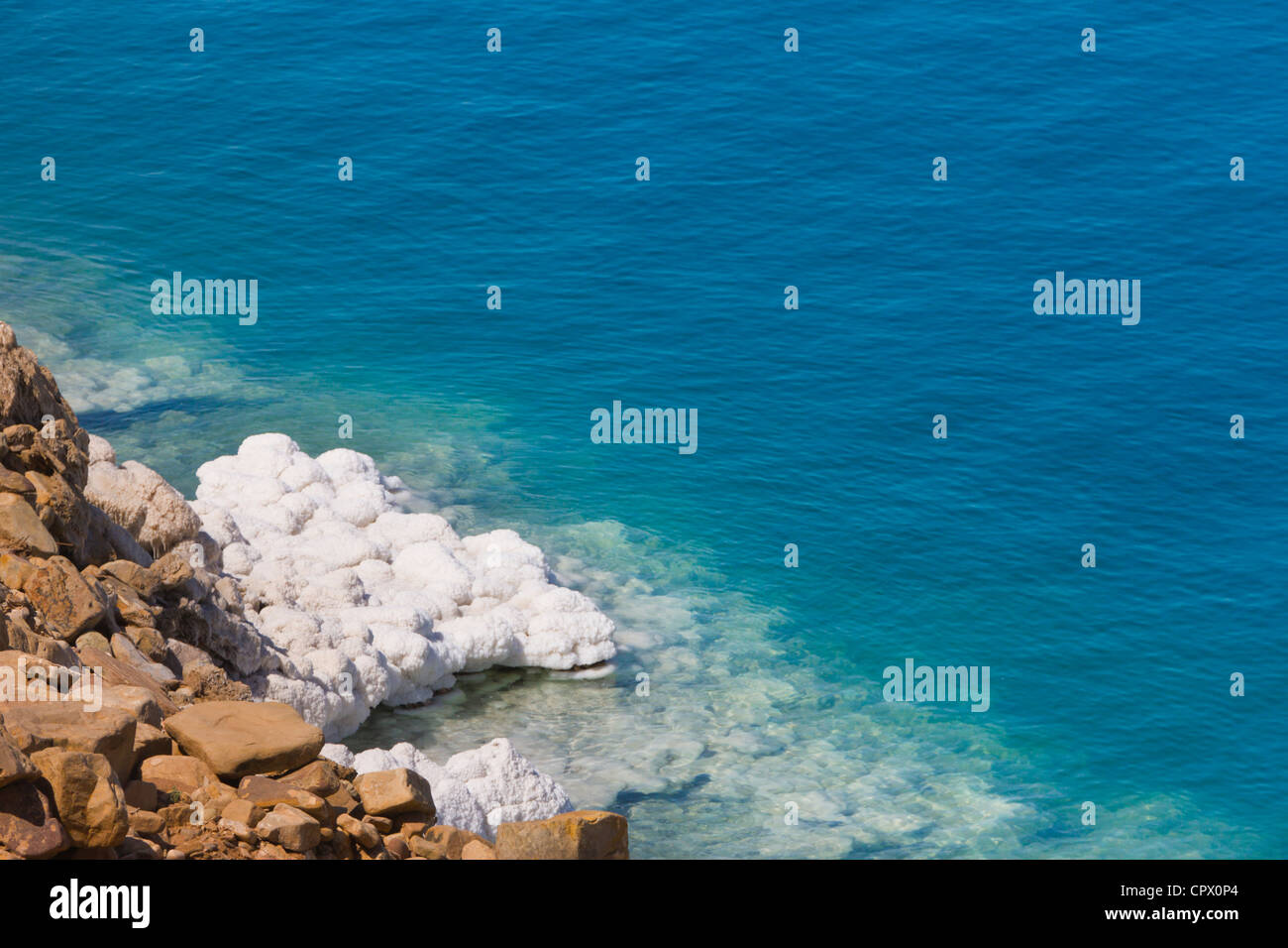 Deposito di sale e gesso dalla scogliera nel Mar Morto, Giordania Foto Stock