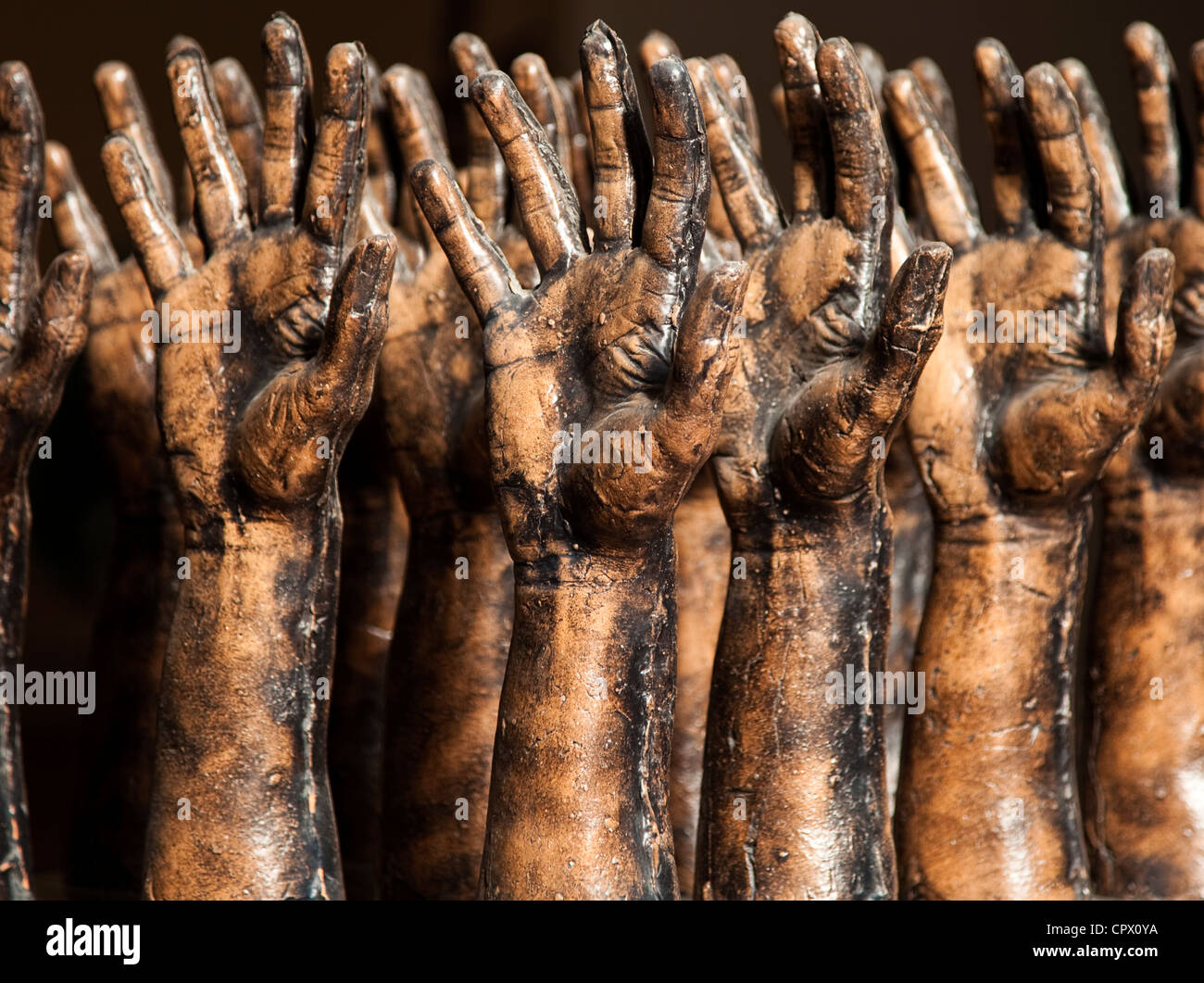 La scultura di afferrare le mani nella Vecchia Havana Cuba Foto Stock
