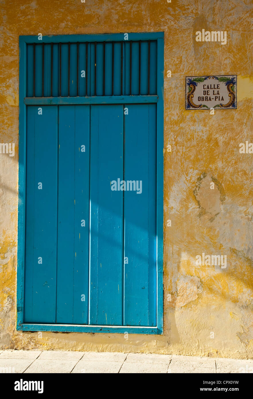 Tradizionale blu e giallo edificio in Calle de la obre-pia Vecchia Havana Cuba Foto Stock