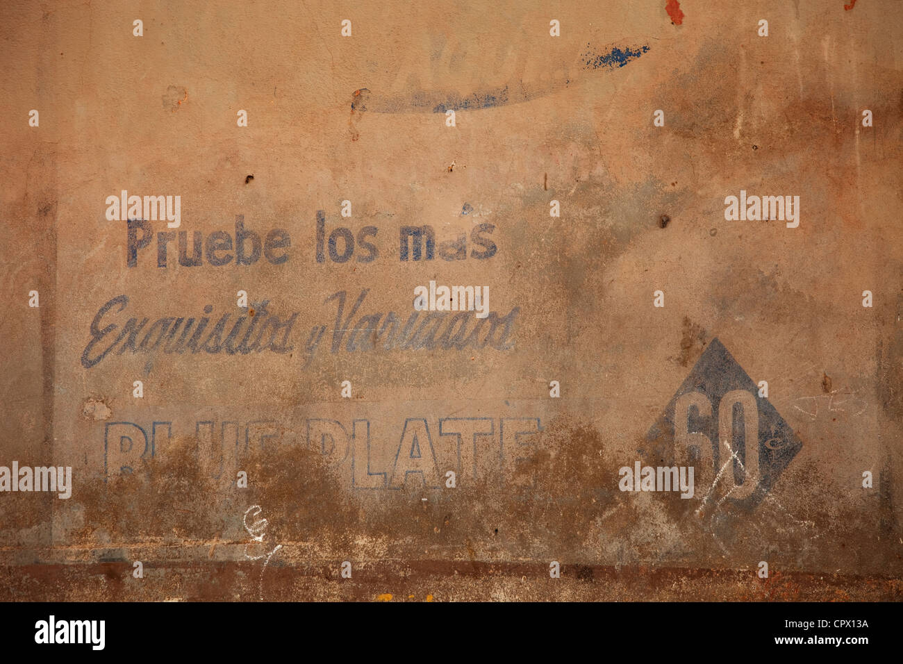Segni sbiadita su un vecchio edificio in Old Havana Cuba Foto Stock