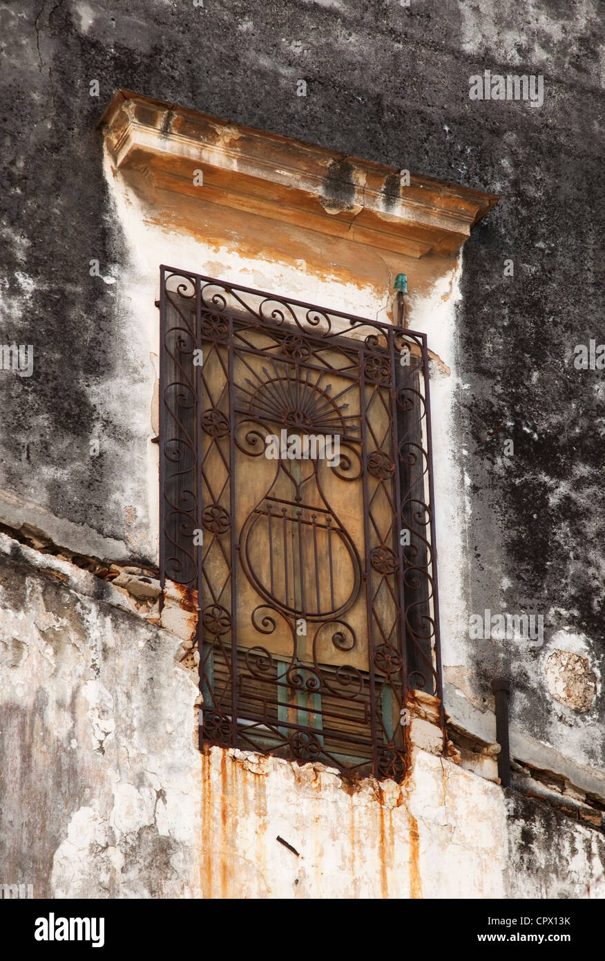 Peeling vernice su un vecchio edificio in Old Havana Cuba Foto Stock