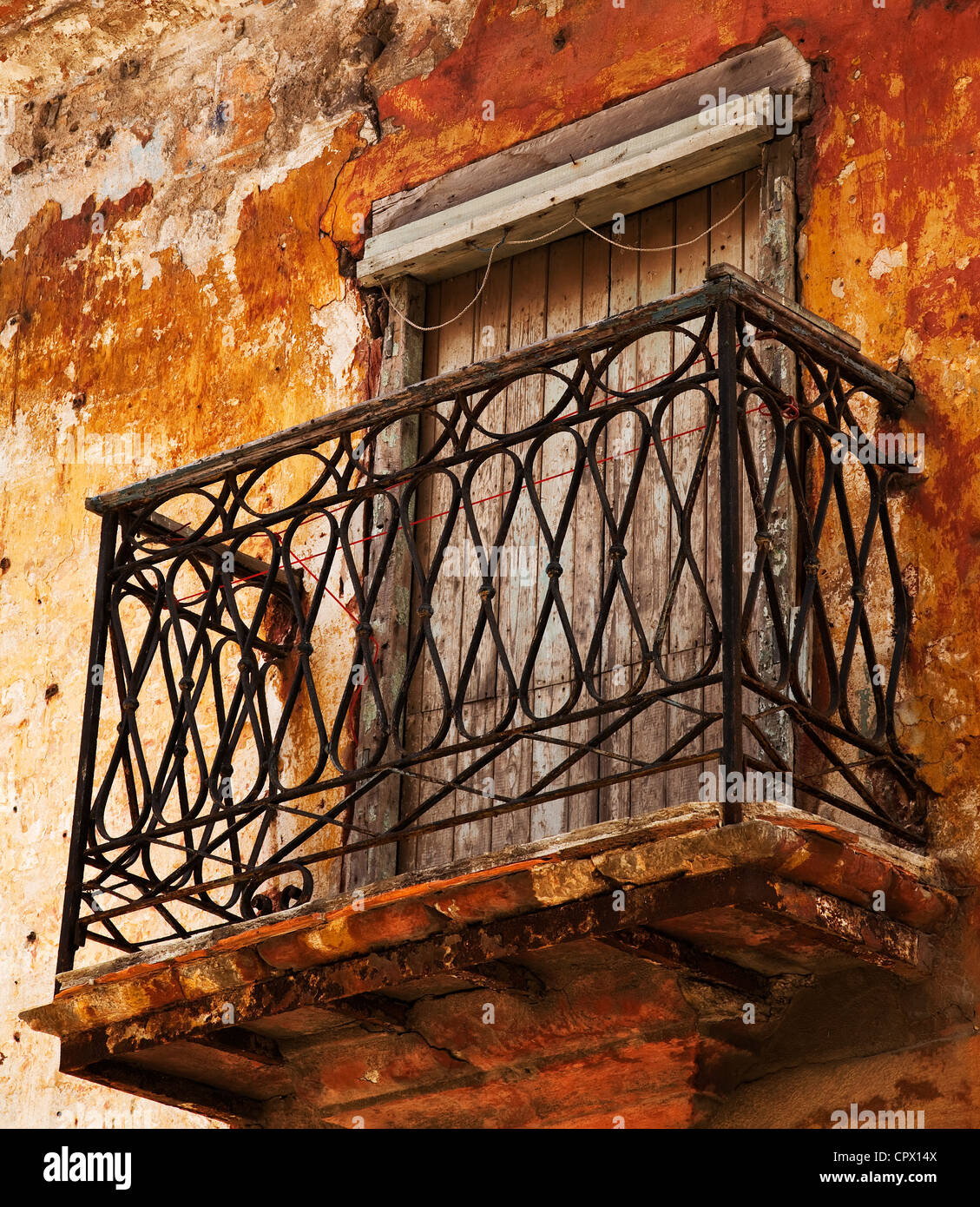 Pareti scrostate e balcone su un vecchio edificio in Old Havana Cuba Foto Stock
