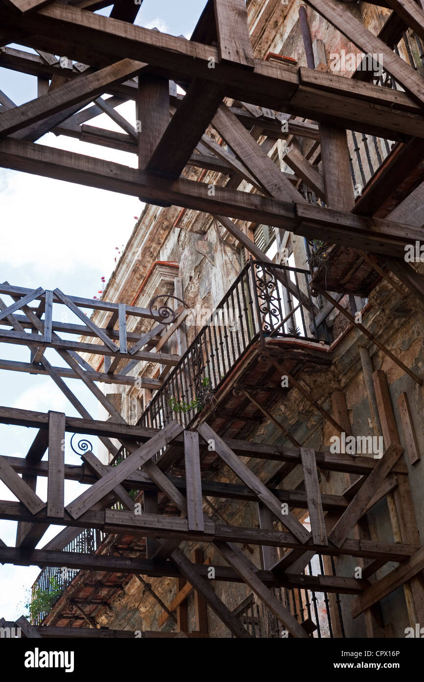 Impalcature in legno regge vecchio edificio Vecchia Havana Cuba Foto Stock