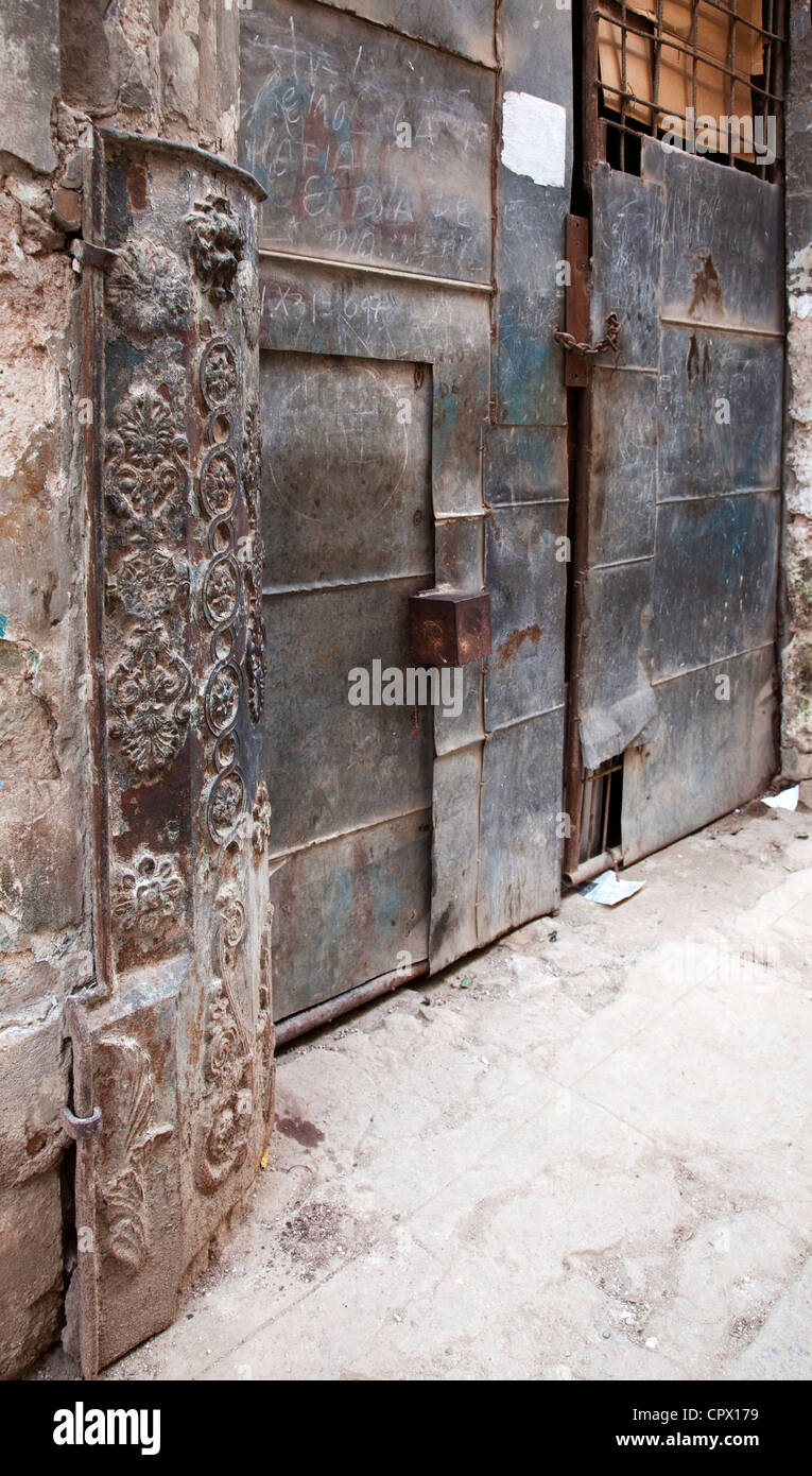 Ferro vecchio porta surround e persiane in acciaio su banca nella Vecchia Havana Cuba Foto Stock