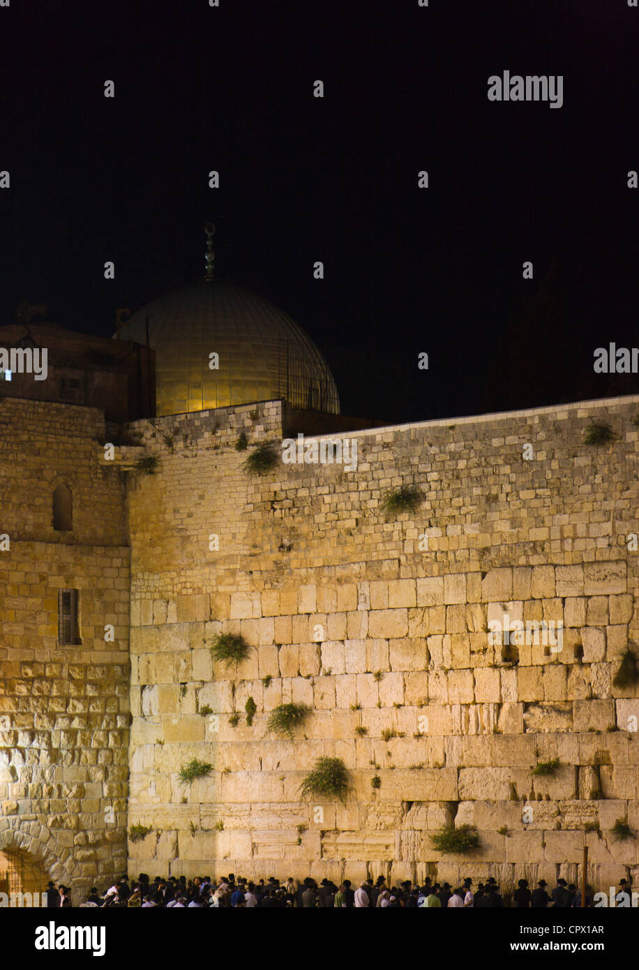 Gli ebrei ortodossi in preghiera al Muro Occidentale di Gerusalemme, Israele Foto Stock