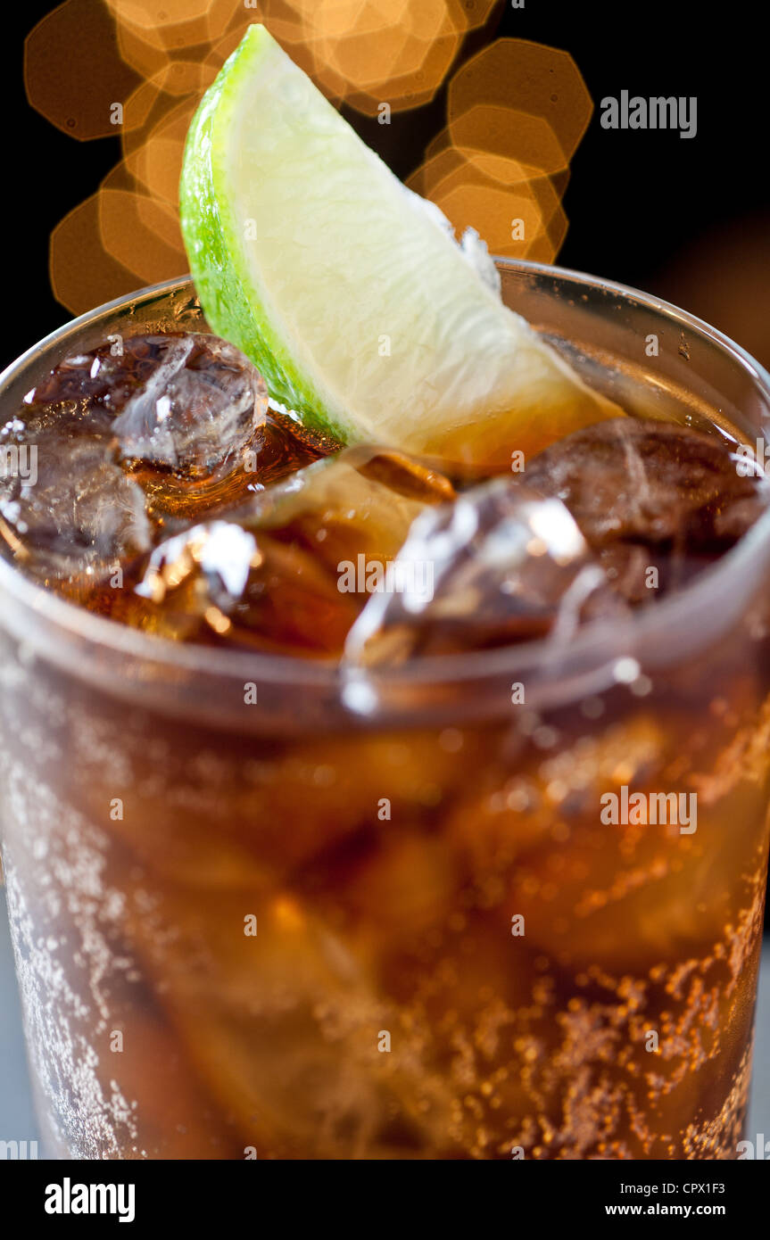 Cola drink con calce Foto Stock