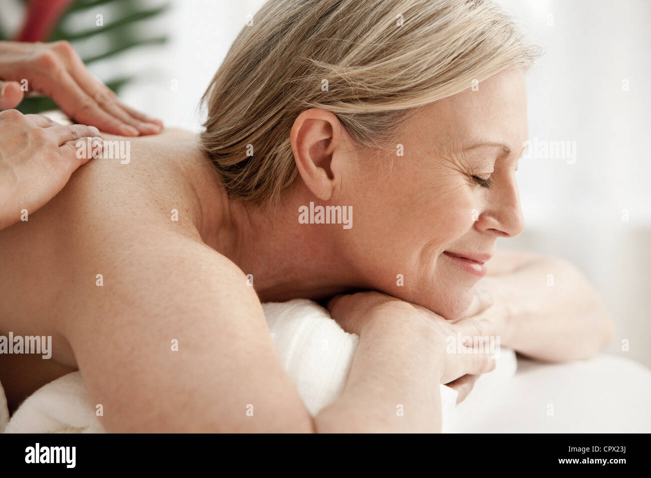 Donna matura ricevere massaggi Foto stock - Alamy