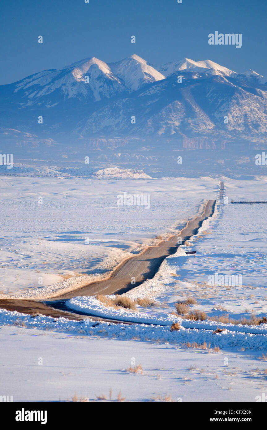 Ranch Road in inverno, La Sal Mountains, Utah, Stati Uniti d'America Foto Stock