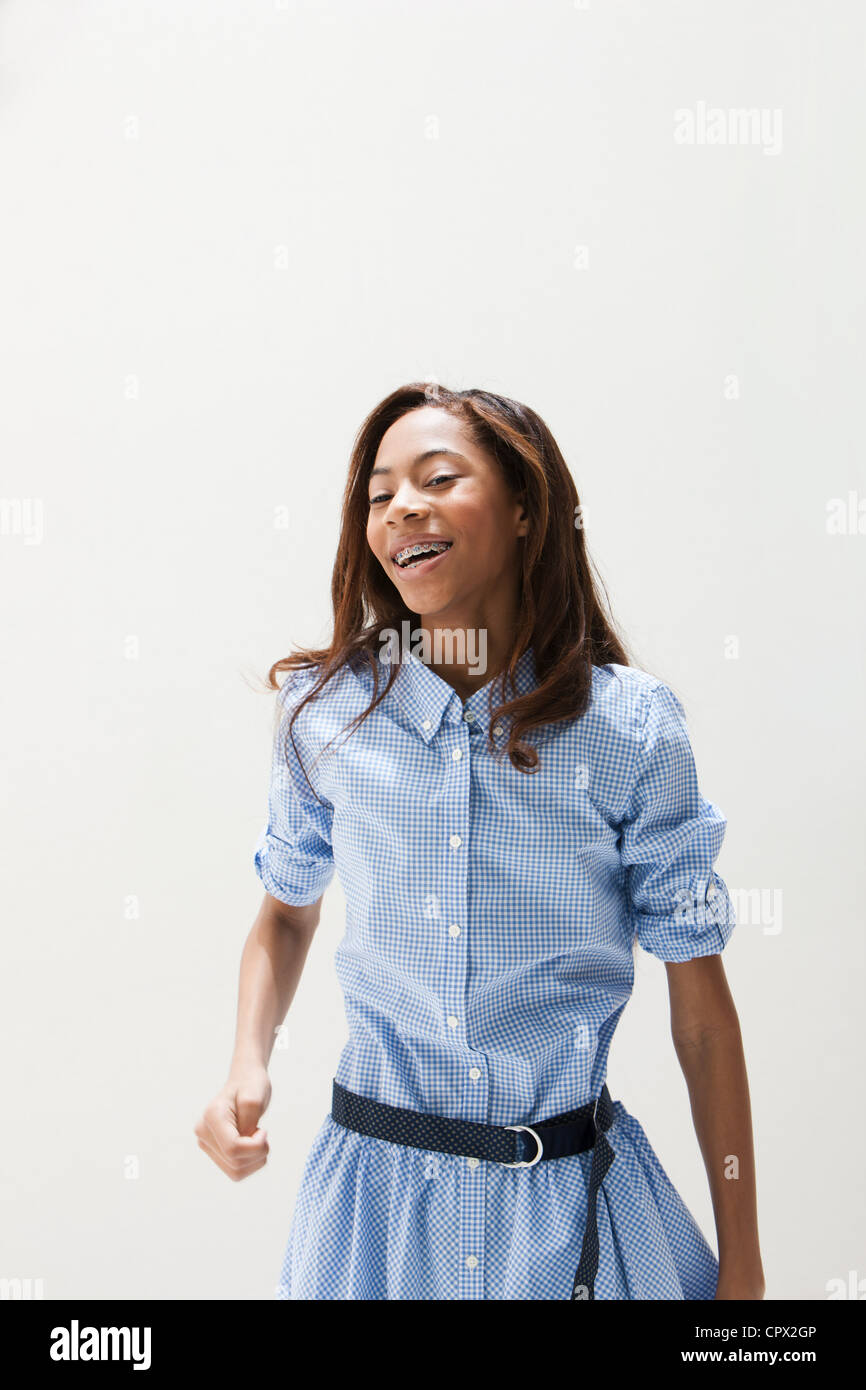 Americano africano ragazza adolescente dancing, studio shot Foto Stock