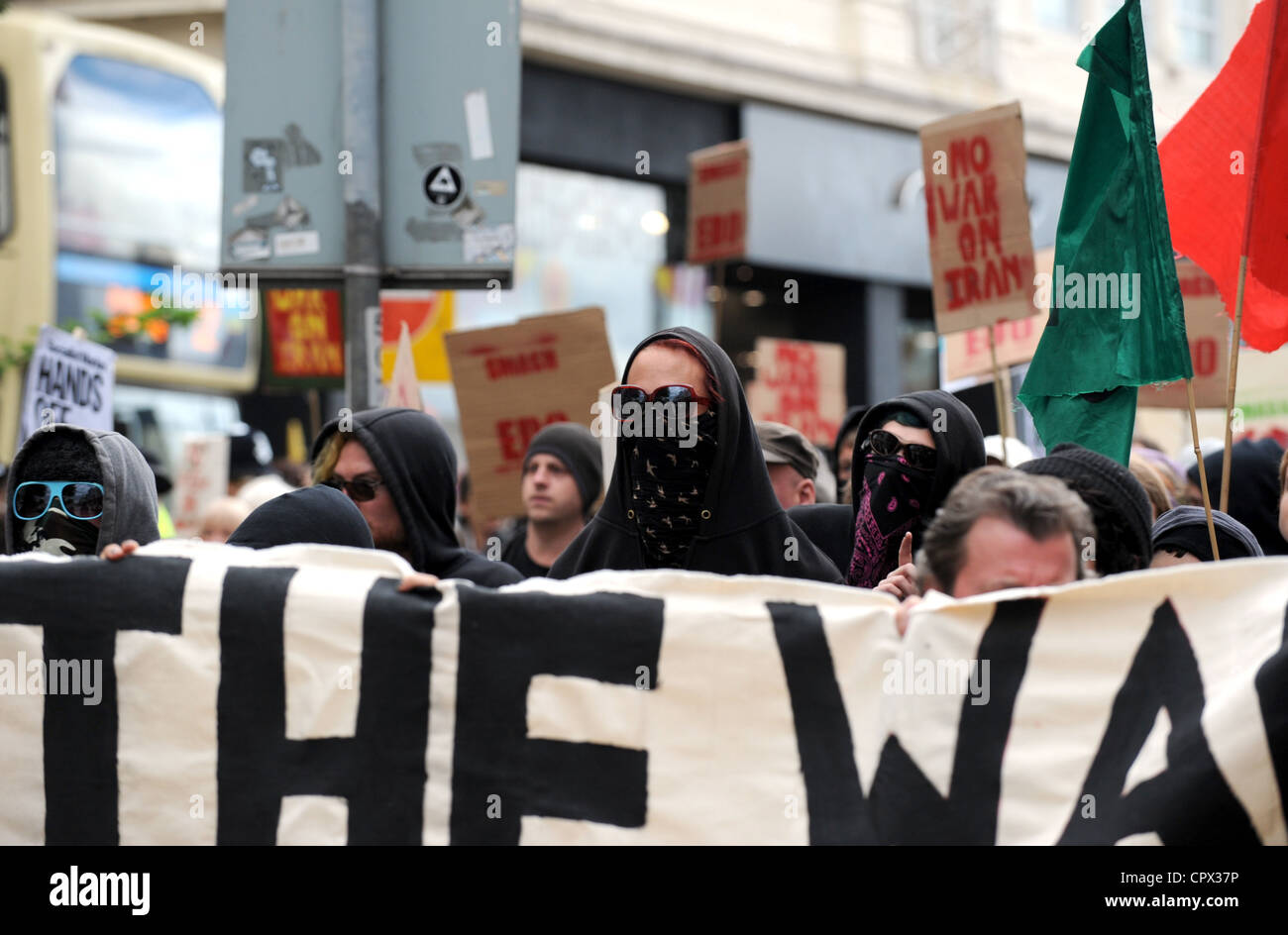 I manifestanti anti contro la guerra si riuniscono oggi fuori Barclays Bank a North Street Brighton prima di marciare verso il municipio di Hove - 2012 Foto Stock