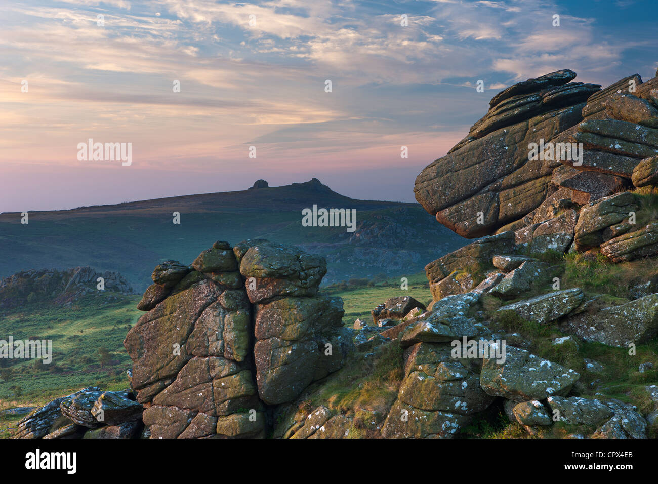 Hound Tor all'alba, con fieno Tor oltre, Dartmoor Devon, Inghilterra, Regno Unito Foto Stock